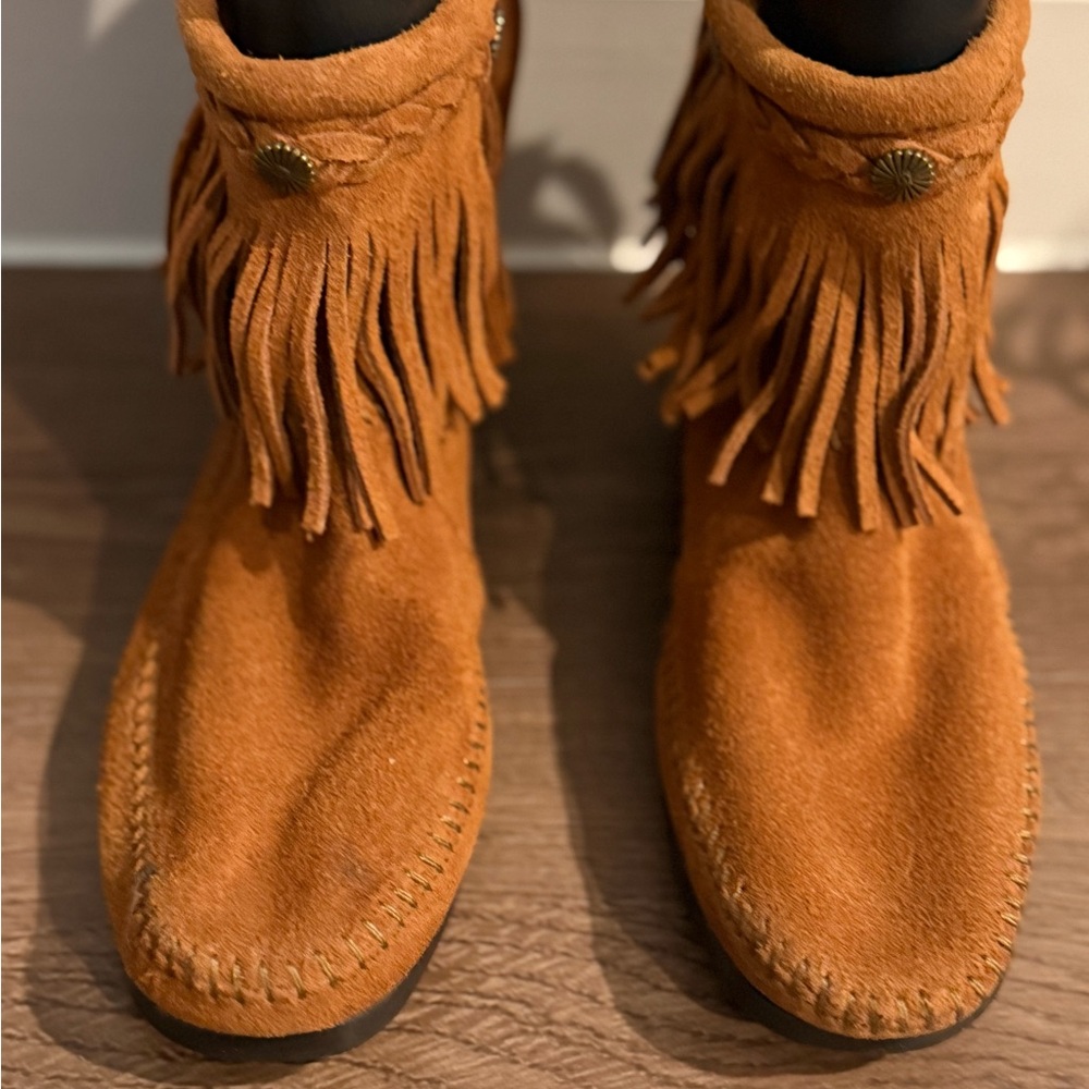 Minnetonka Women’s Fringed Moccasin Tan Boots Size 7